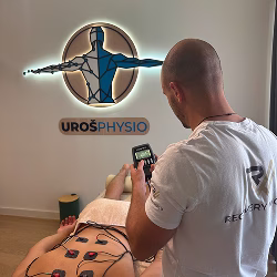 Klijent prima elektrostimulaciju mišića pomoću Compex aparata, tretman koji ubrzava oporavak nakon napornih fizičkih aktivnosti.