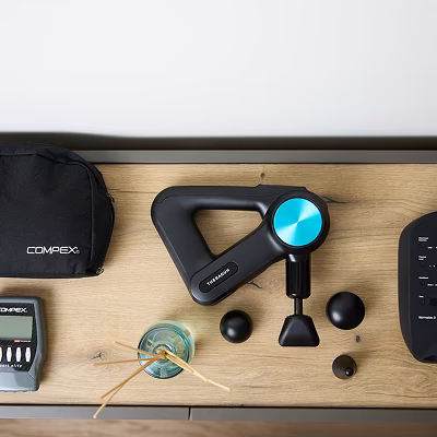 Oprema za specijalizovane tretmane: Compex uređaj, Theragun i dodaci za mišićnu stimulaciju.