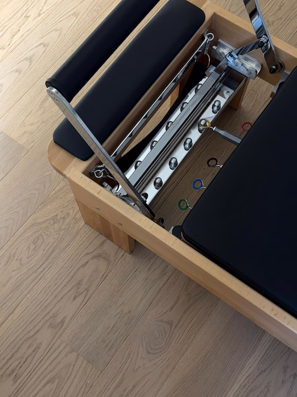 Reformer pilates aparat u Recovery World studiju u Beogradu na Vodi