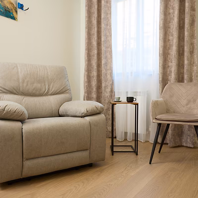 Soba za infuzije sa udobnom foteljom, dizajnirana za opuštajući tretman, omogućava klijentima da se osećaju prijatno tokom primene infuzija uz osvetljenje koje stvara smirujuću atmosferu.