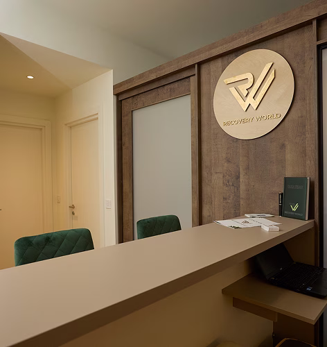 Prostrana i svetla čekaonica dizajnirana za udobnost klijenata.