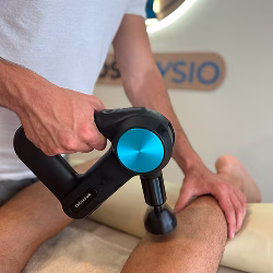Klijent prima perkusivnu masažu pomoću Theragun uređaja, tretman koji produbljuje masažu mišića i poboljšava pokretljivost